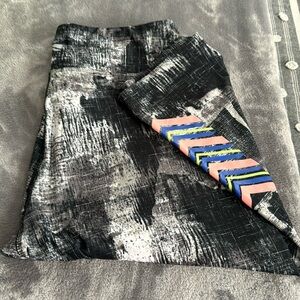 Marika Leggings Capri length 18” size L. Black and white color combo.